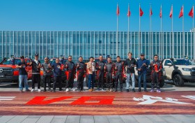 V6火炮上市即交付 魏建军亲自为首批用户交车 V6火炮车队即将出征阿拉善